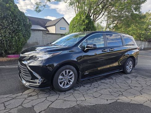 Used 2021 Toyota Sienna XLE image 2