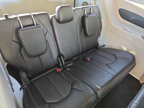 Certified 2024 Chrysler Pacifica Touring-L image 31