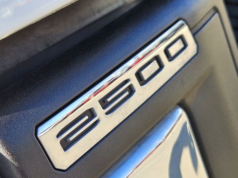 Used 2024 GMC Sierra 2500 SLT w/ SLT Premium Package image 18