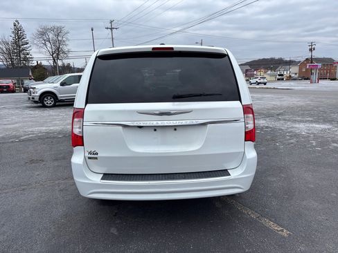 Used 2016 Chrysler Town & Country Touring image 6