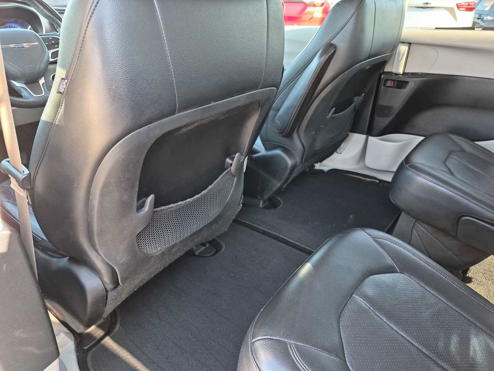 Used 2018 Chrysler Pacifica Touring-L FWD image 17