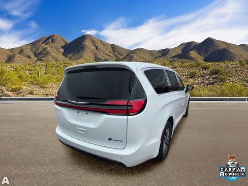 Used 2023 Chrysler Pacifica Touring-L FWD image 4