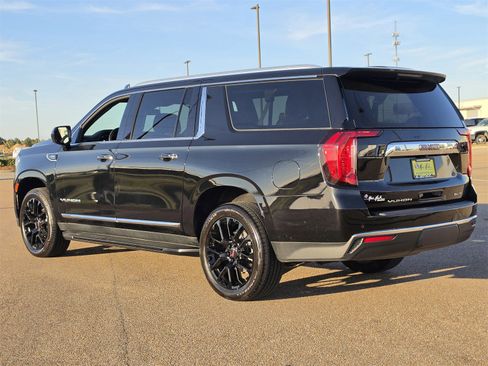 Used 2023 GMC Yukon XL SLT image 3