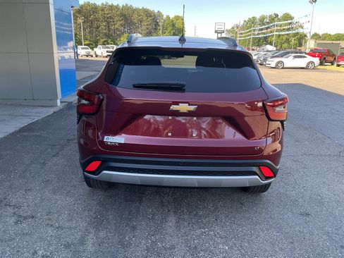 Used 2024 Chevrolet Trax LT w/ Driver Confidence Package FWD image 5