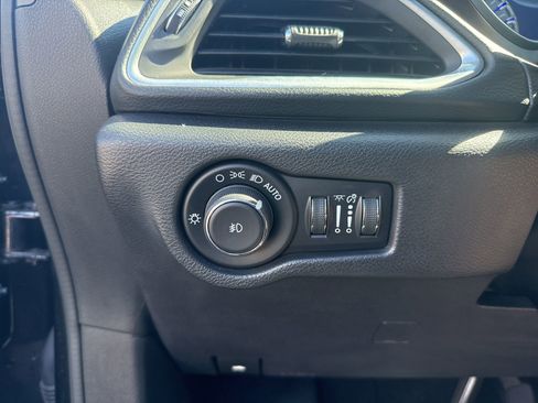 Used 2019 Chrysler Pacifica Touring-L FWD image 10
