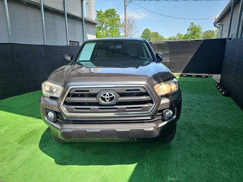 Used 2016 Toyota Tacoma SR5 w/ SR5 Appearance Package (SN) AWD/4WD image 11