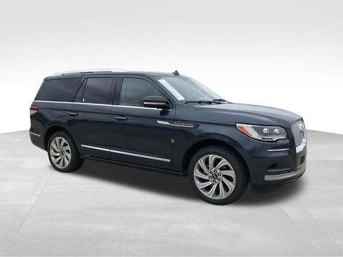 Used 2024 Lincoln Navigator Reserve AWD/4WD image 2