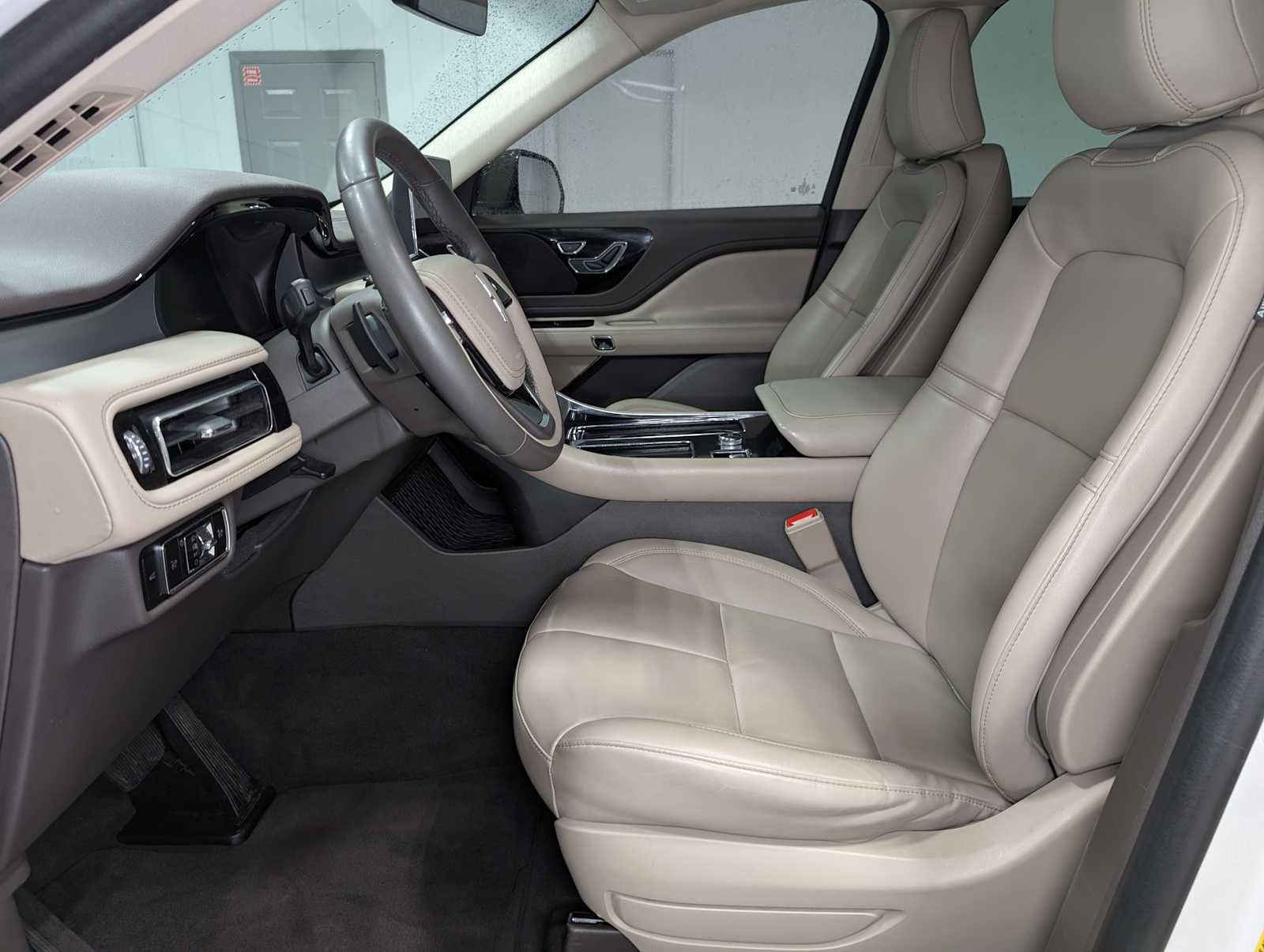 Used 2023 Lincoln Aviator AWD image 4