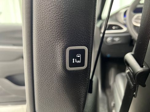 Used 2025 Chrysler Pacifica Select FWD image 20
