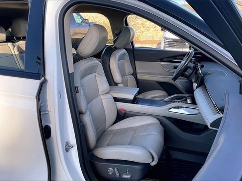 Used 2024 Lincoln Nautilus Reserve w/ Equipment Group 203A image 7