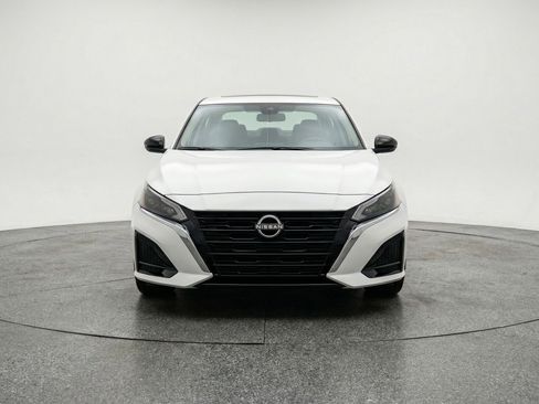 Used 2025 Nissan Altima 2.5 SV FWD image 2
