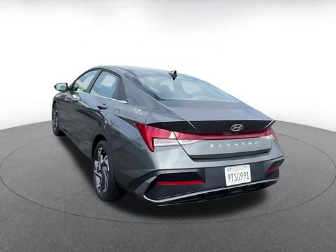 Used 2025 Hyundai Elantra SEL image 11