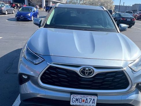 Used 2024 Toyota Highlander XLE FWD image 8