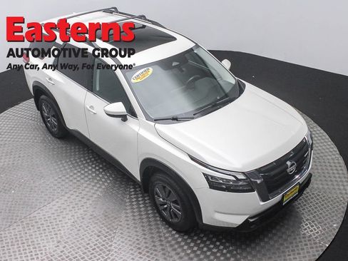 Used 2024 Nissan Pathfinder SV w/ SV Premium Package AWD/4WD image 3