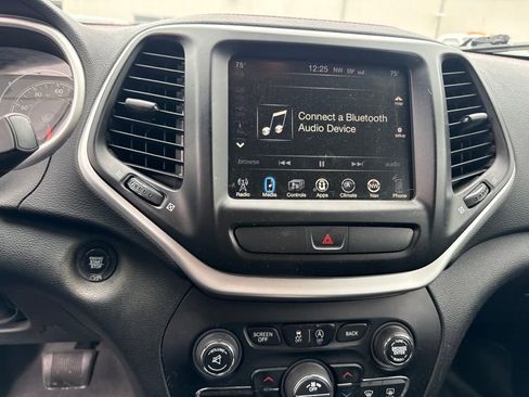 Used 2017 Jeep Cherokee Trailhawk w/ Comfort/Convenience Group AWD/4WD image 10