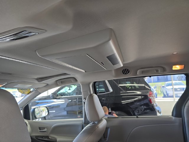Used 2015 Toyota Sienna XLE Premium FWD image 14
