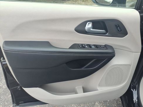 Used 2024 Chrysler Pacifica Touring-L image 23