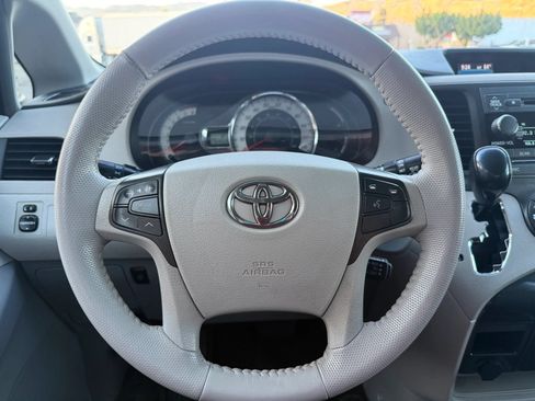 Used 2014 Toyota Sienna SE FWD image 11