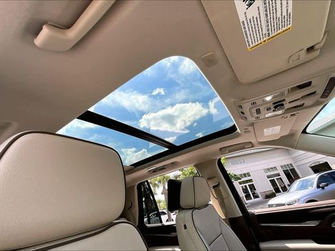 Used 2023 GMC Yukon Denali w/ Advanced Technology Package image 14