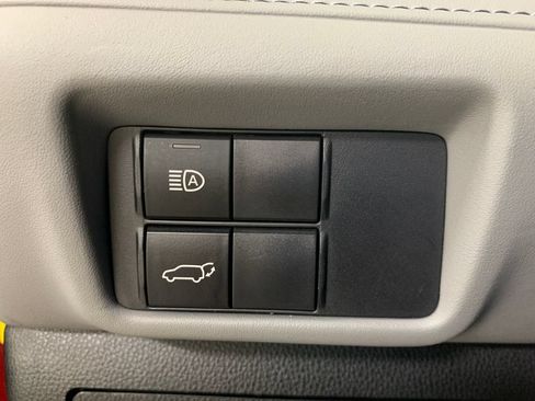 Used 2022 Toyota Highlander XLE FWD image 27