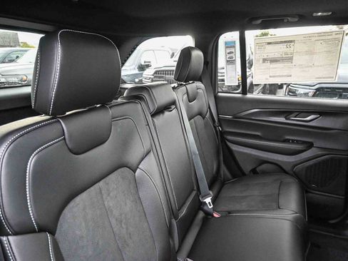 New 2025 Jeep Grand Cherokee Altitude image 29