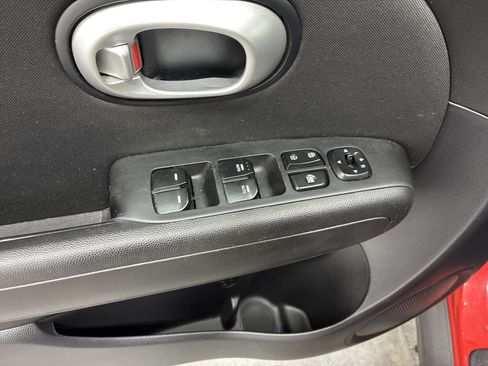 Used 2016 Kia Soul + w/ Designer's Package FWD image 16