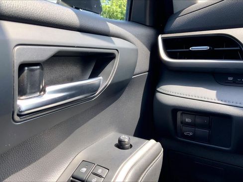 Used 2021 Toyota Highlander XLE AWD/4WD image 34