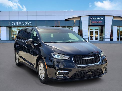 Used 2024 Chrysler Pacifica Touring-L FWD image 3