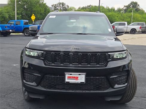 New 2025 Jeep Grand Cherokee Altitude image 4