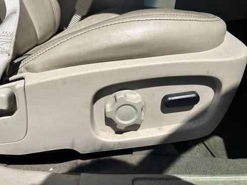 Used 2010 Ford Taurus SEL FWD image 13