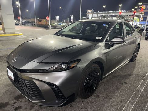 Used 2025 Toyota Camry SE image 4