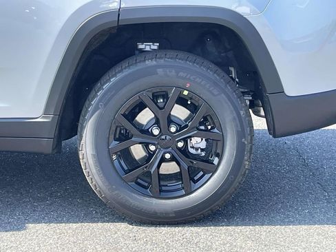 New 2025 Jeep Grand Cherokee Altitude image 11