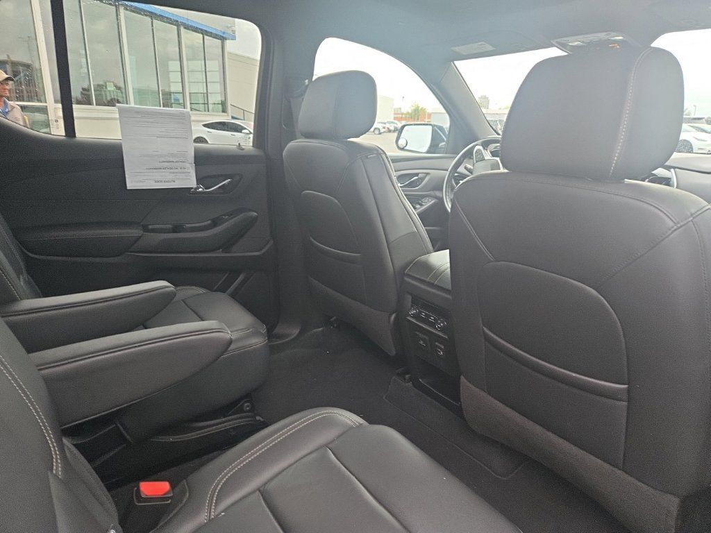 Used 2022 Chevrolet Traverse LT w/ LT Premium Package AWD/4WD image 16