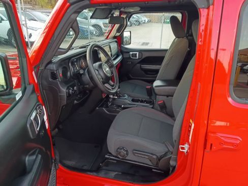 Used 2025 Jeep Wrangler Rubicon w/ Convenience Group image 3