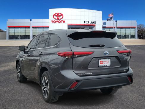 Used 2022 Toyota Highlander XLE image 3