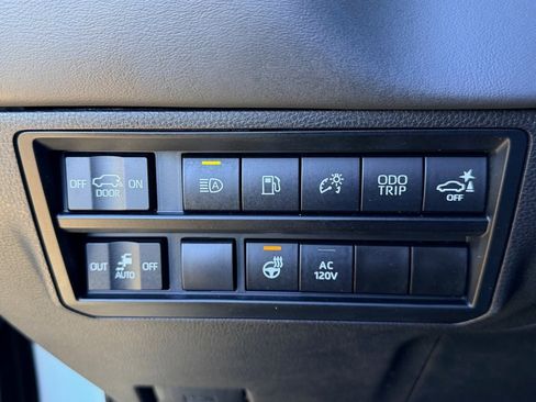 Used 2023 Toyota Sequoia Platinum image 12