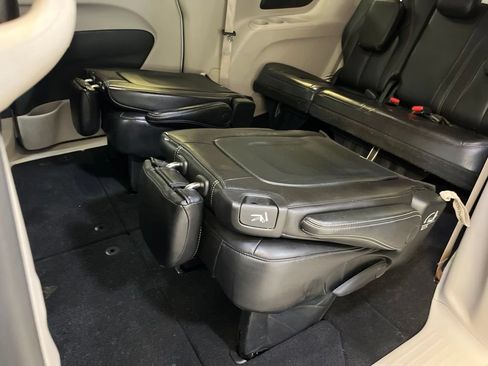 Used 2023 Chrysler Pacifica Touring-L FWD image 26