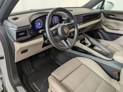Used 2025 Porsche Macan 4 Electric image 4