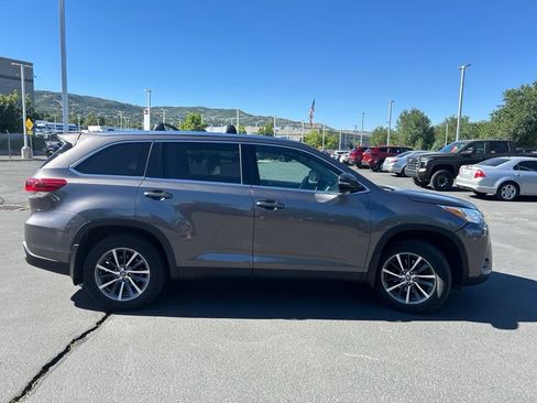 Used 2019 Toyota Highlander XLE AWD/4WD image 4