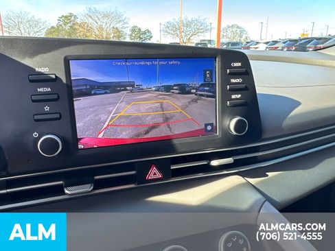 Used 2022 Hyundai Elantra SE image 24