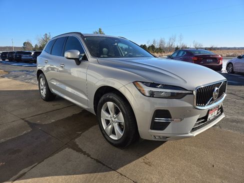 Used 2022 Volvo XC60 B5 Momentum image 3