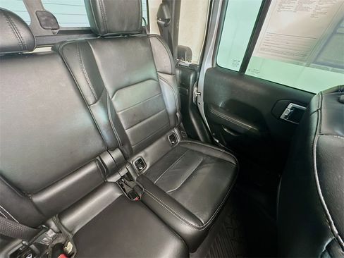 Used 2020 Jeep Gladiator Overland image 14