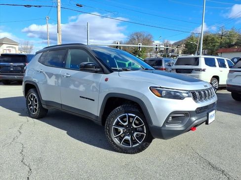 Used 2025 Jeep Compass Trailhawk w/ Trailhawk Elite Group image 2