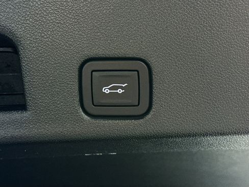 Used 2025 GMC Acadia Elevation image 31