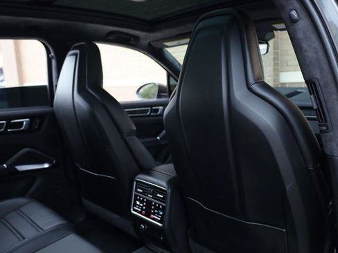 Used 2023 Porsche Cayenne Turbo AWD/4WD image 25
