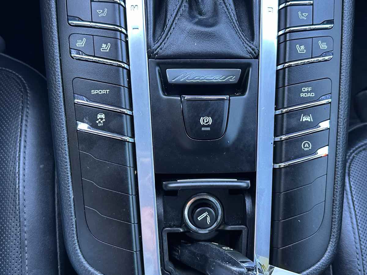 Used 2018 Porsche Macan AWD/4WD image 34