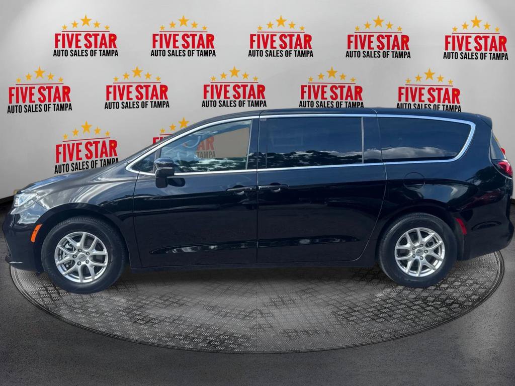 Used 2025 Chrysler Pacifica Select FWD image 4