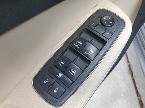 Used 2018 Chrysler 300 Limited w/ Safetytec Plus Group image 17