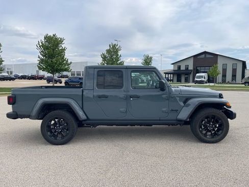 Used 2025 Jeep Gladiator Sport AWD/4WD image 2