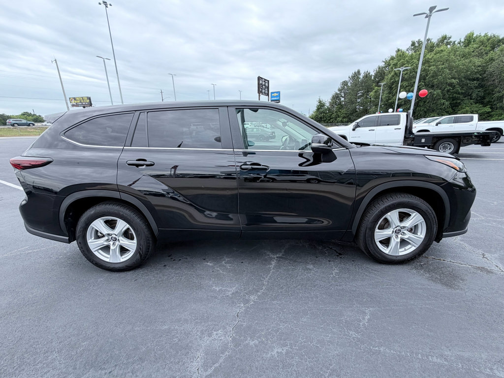 Used 2025 Toyota Highlander LE FWD image 4